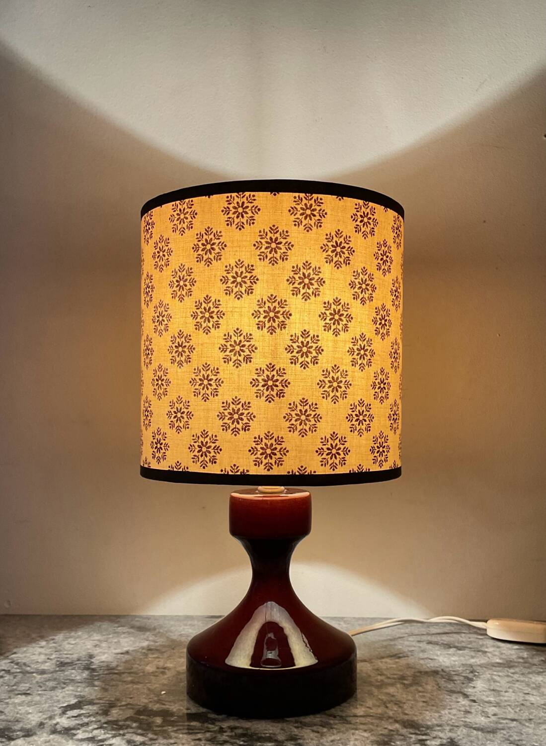 Vintage ceramic lamp from the 1970s.