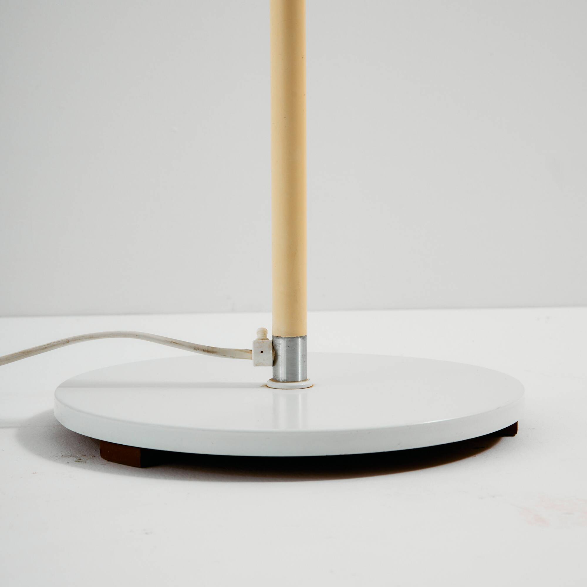 MK9971 1044-G aluminium floor lamp by Frandsen