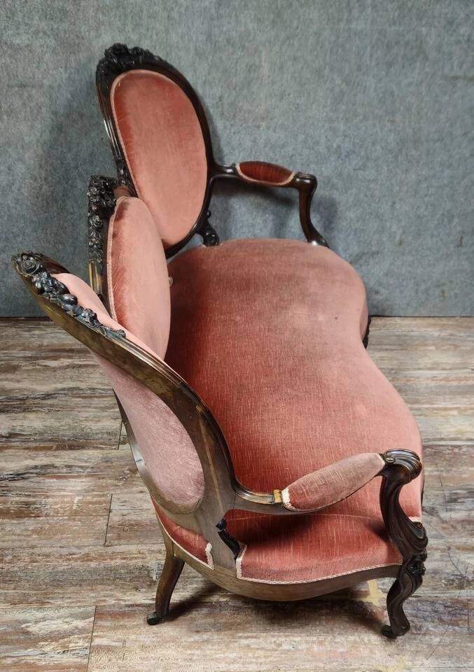Very large Louis XV style mahogany banquette with medallions from the 19th century.
