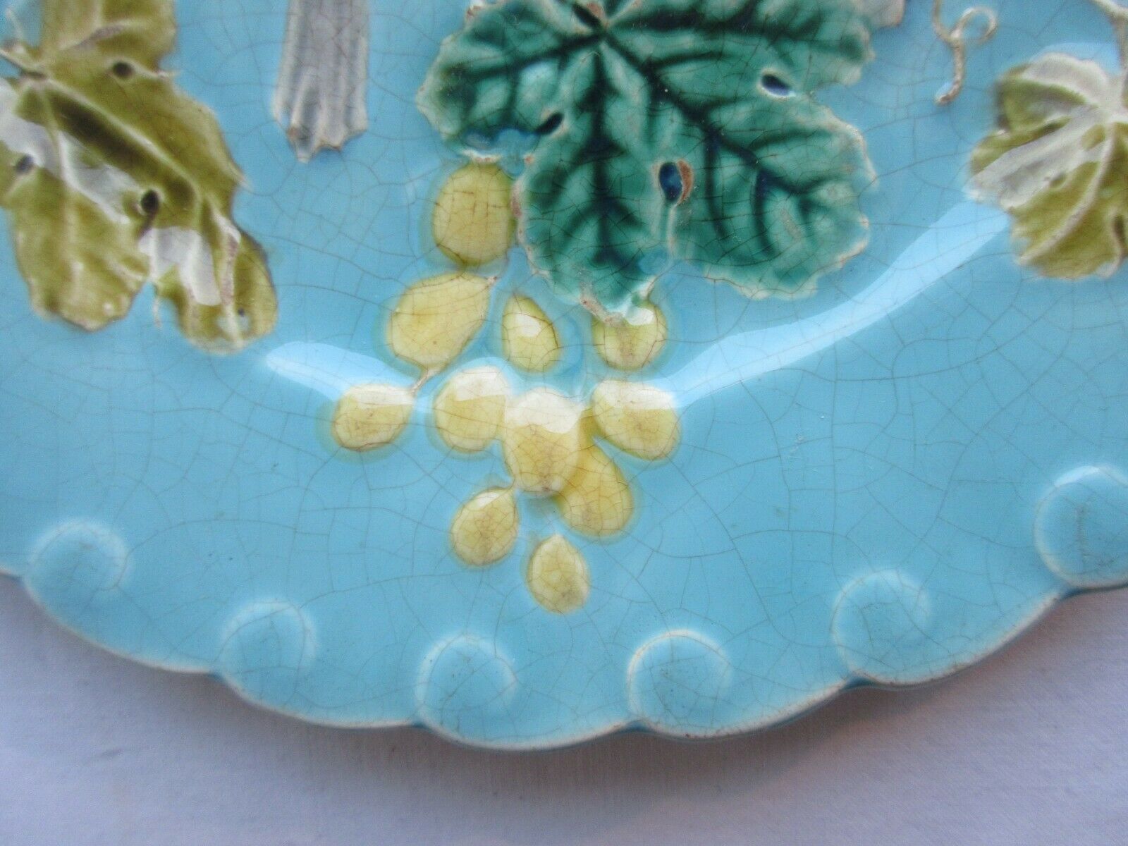 Blue barbotine plate of Sarreguemines: Birds pecking at yellow grapes