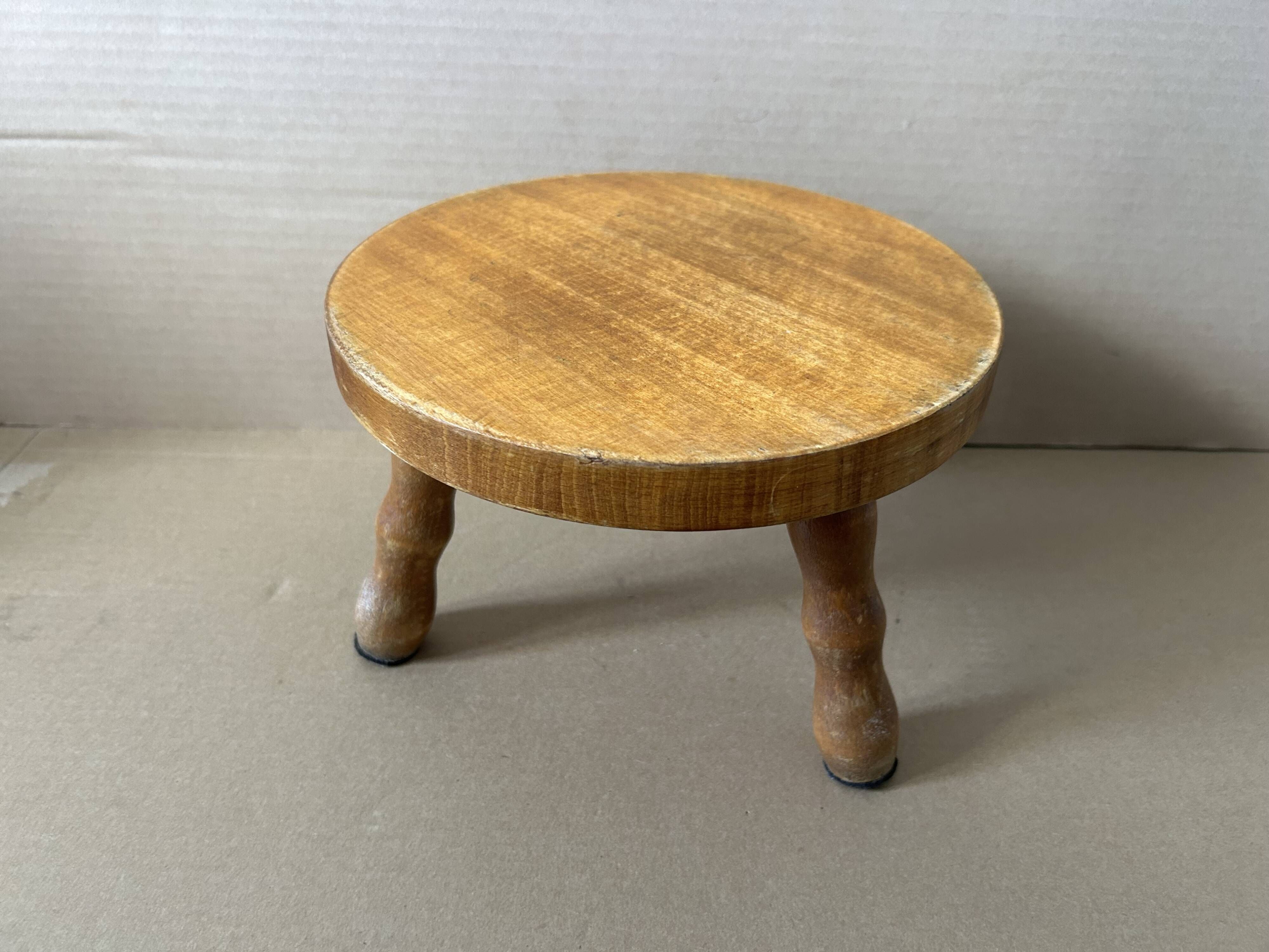 Petit tabouret en bois massif