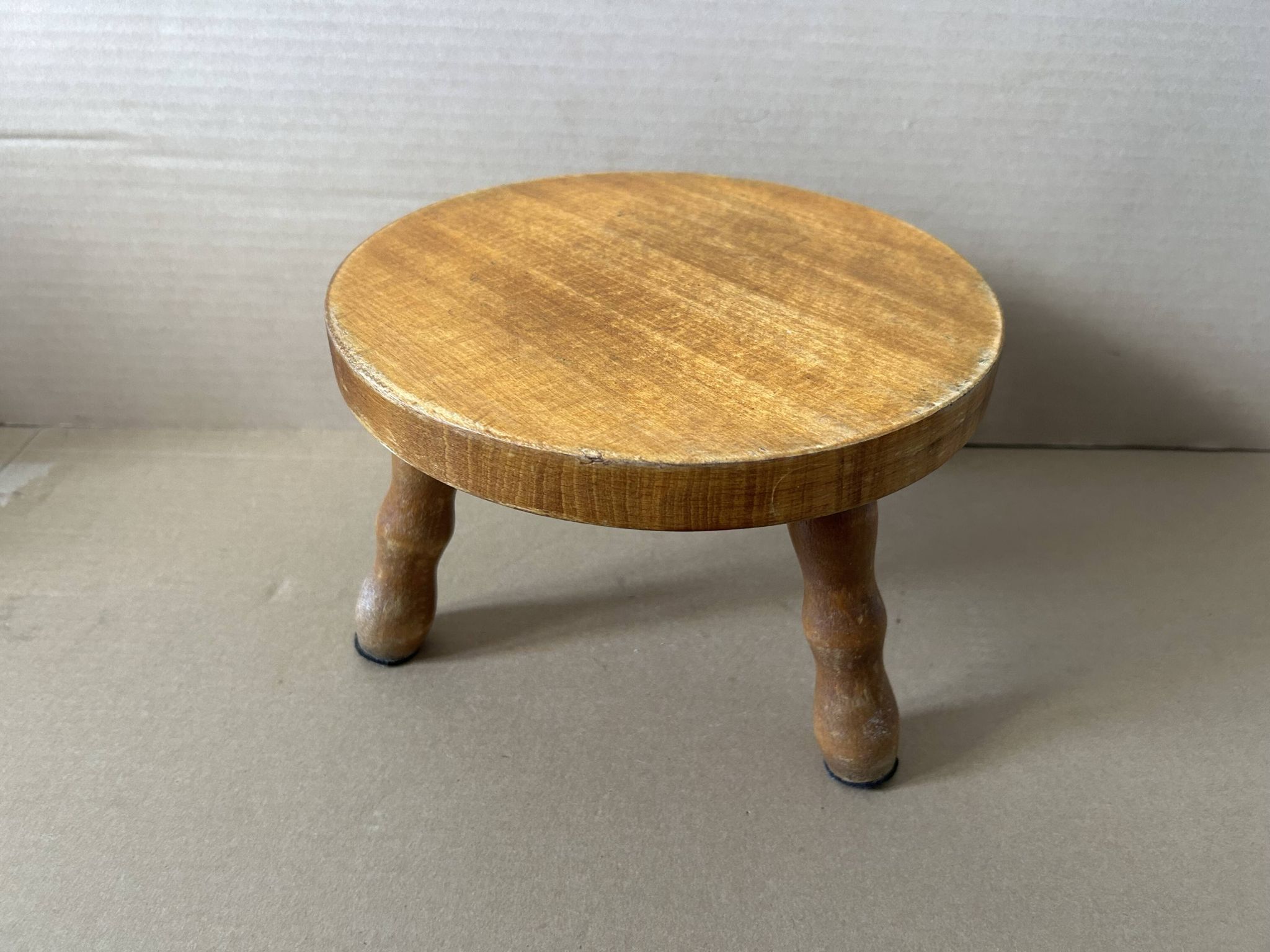 Petit tabouret en bois massif