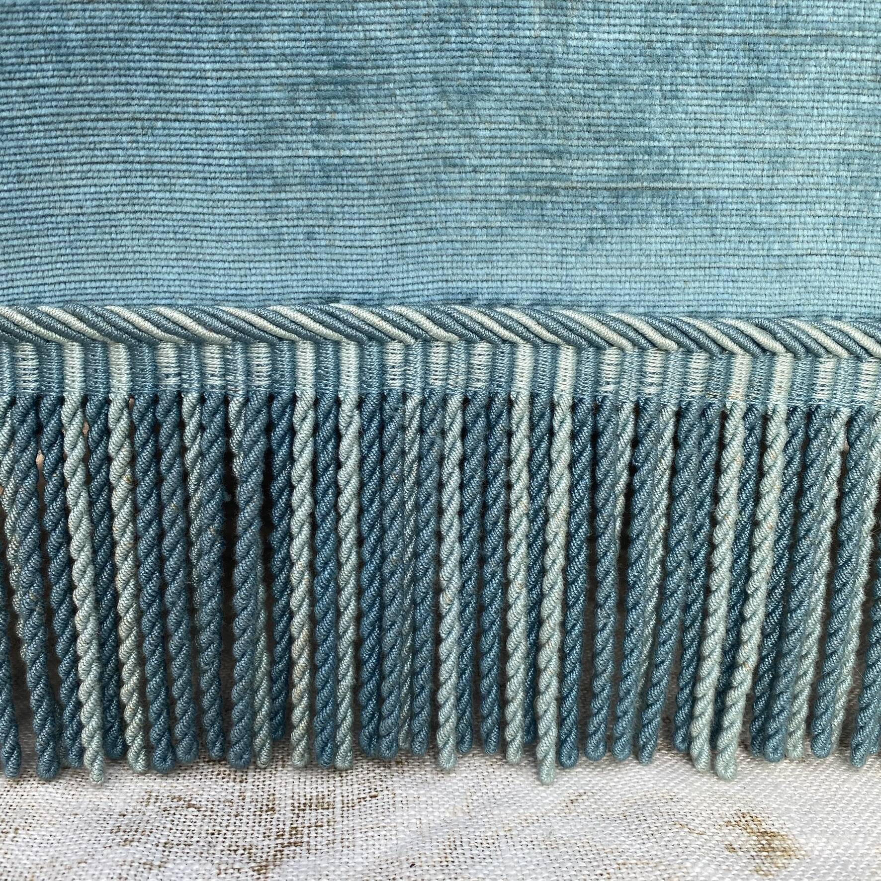 Fauteuil crapaud bas ancien en velours bleu