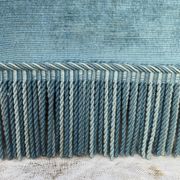 Fauteuil crapaud bas ancien en velours bleu