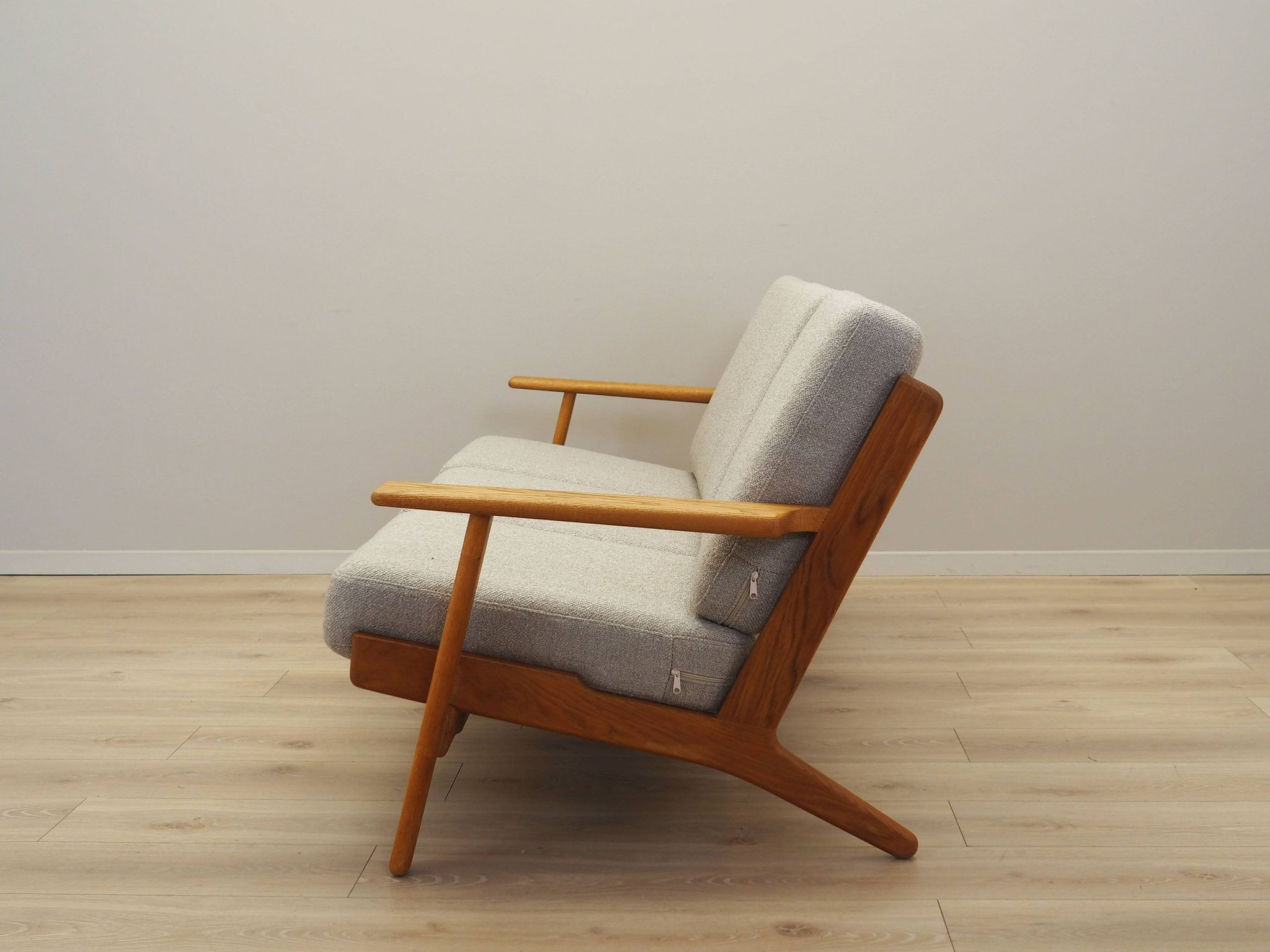 Canapé en chêne, design danois, années 1960, designer : Hans J. Wegner, fabricant : Getama