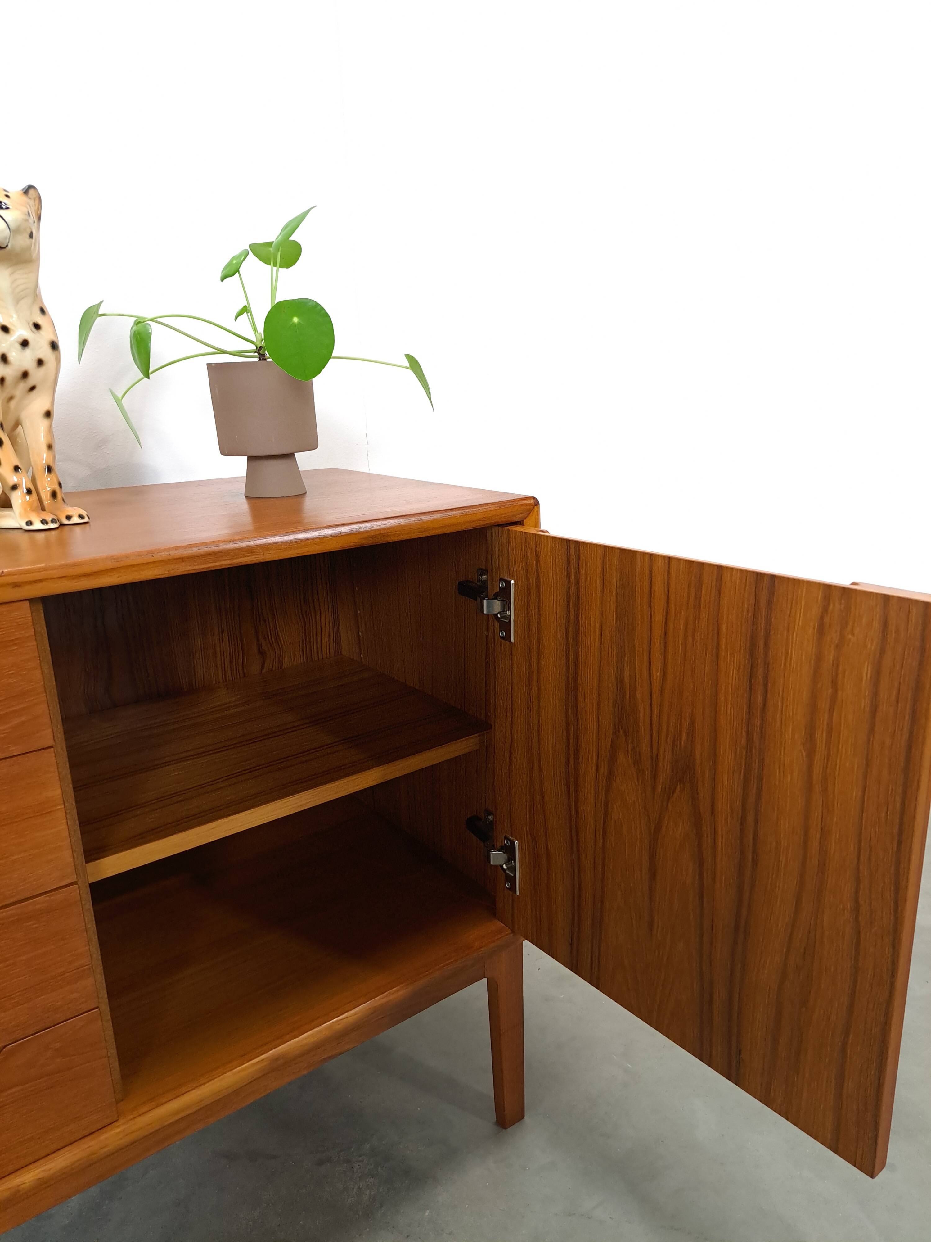 Teak Deens dressoir met lades vintage