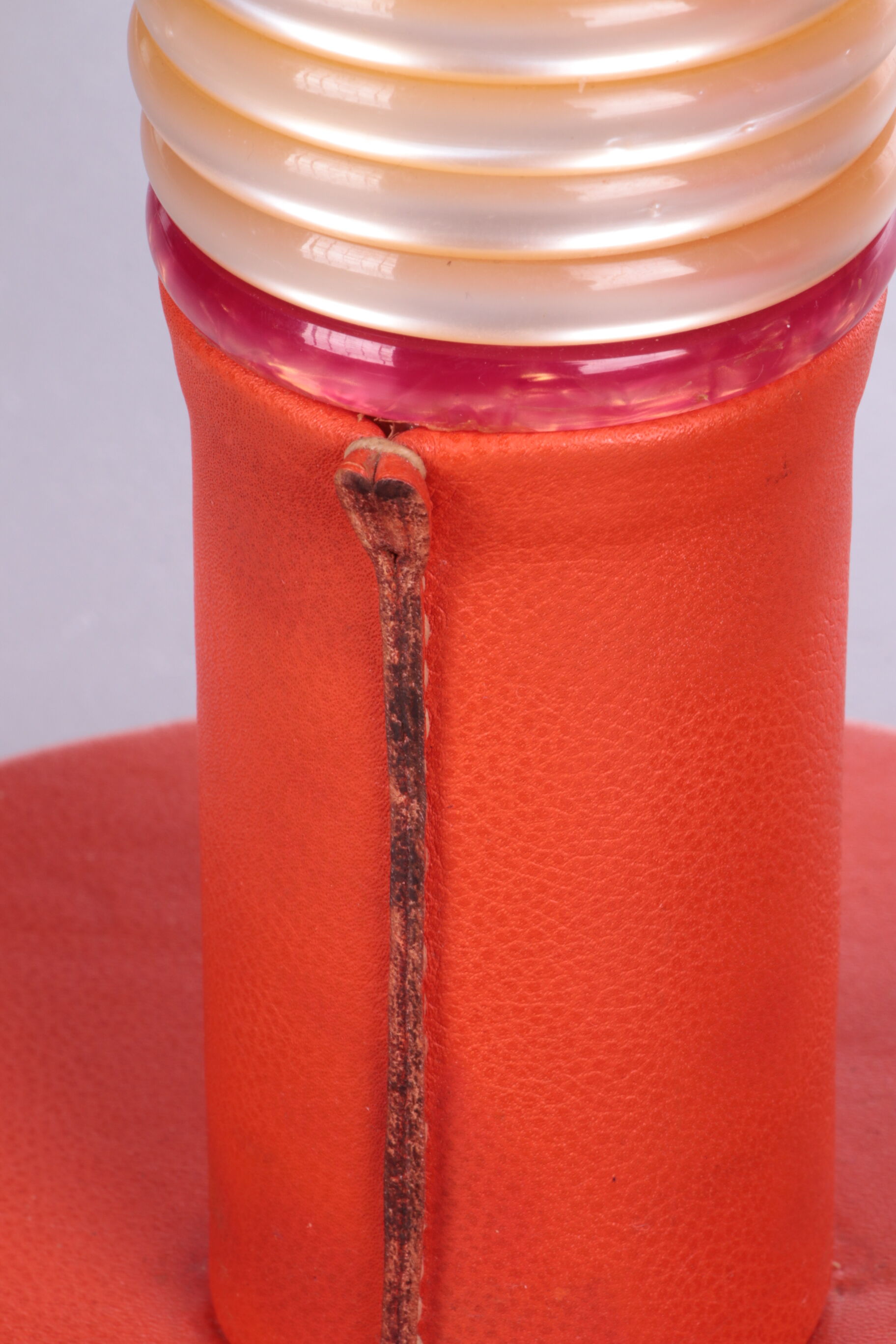Ensemble de lampes de table rembourrées en cuir orange français années 1960