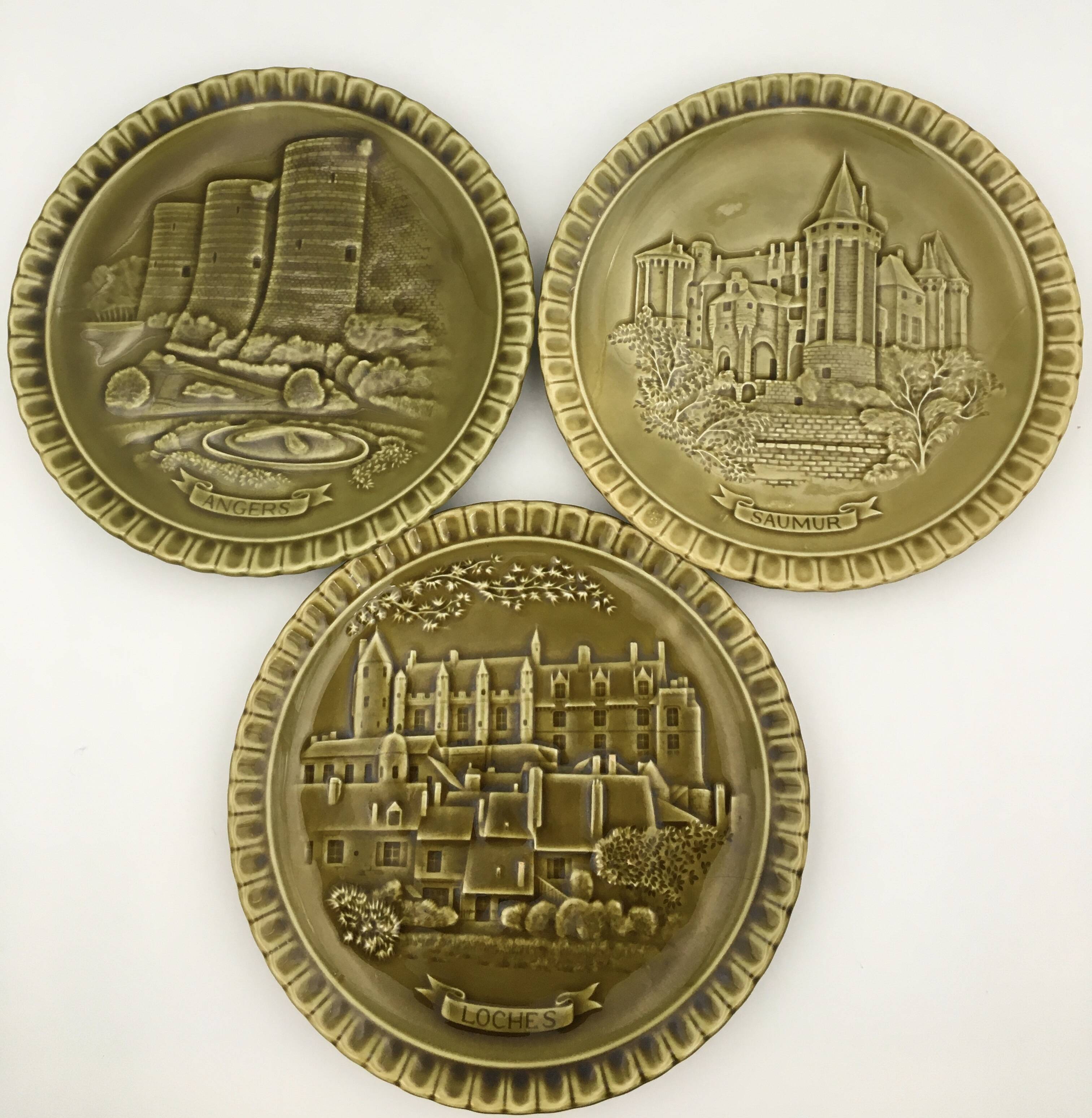 Gien earthenware plates “Châteaux de la Loire” – 1970s