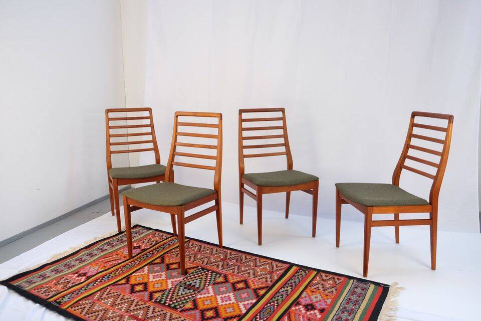 1960s-70s style chairs (4 pieces) in teak, retro vintage style.