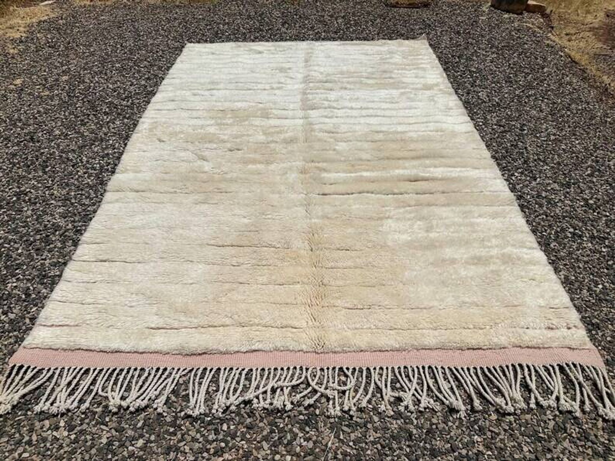 Tapis Mrirt marocain écru et beige 350x250 cm – design minimaliste texturé