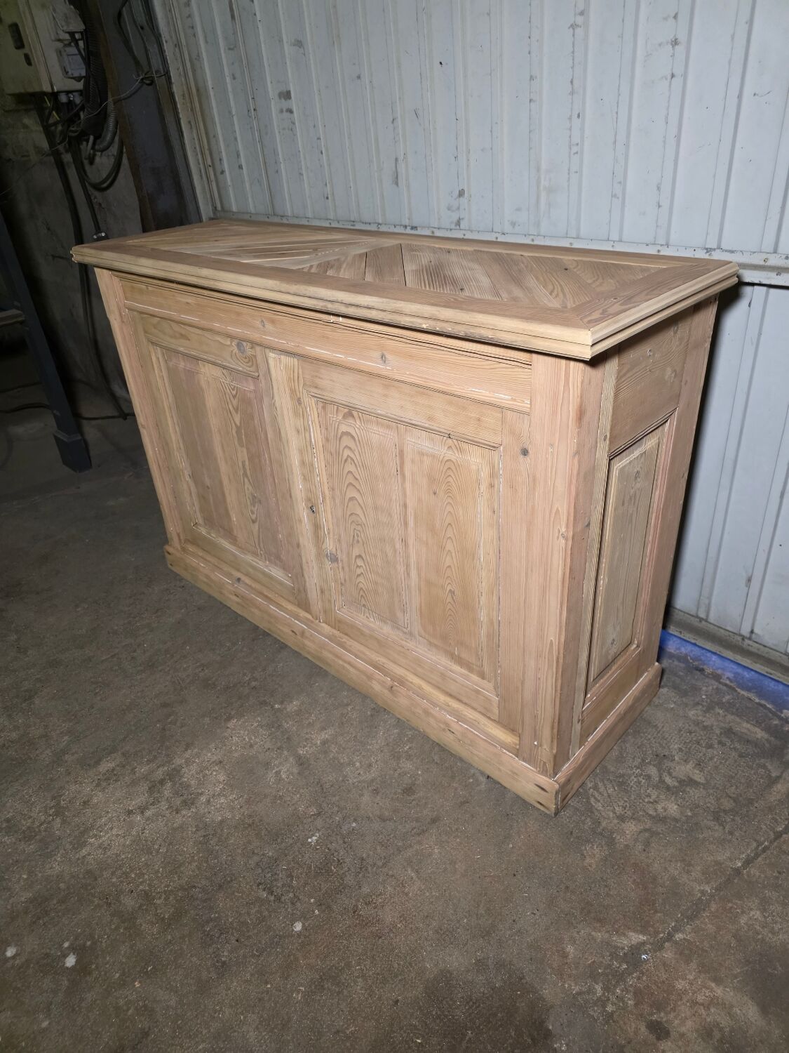 19th-century buffet in solid fir with a chevron top (shallow)