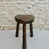 Tabouret tripode en bois massif, assise coeur