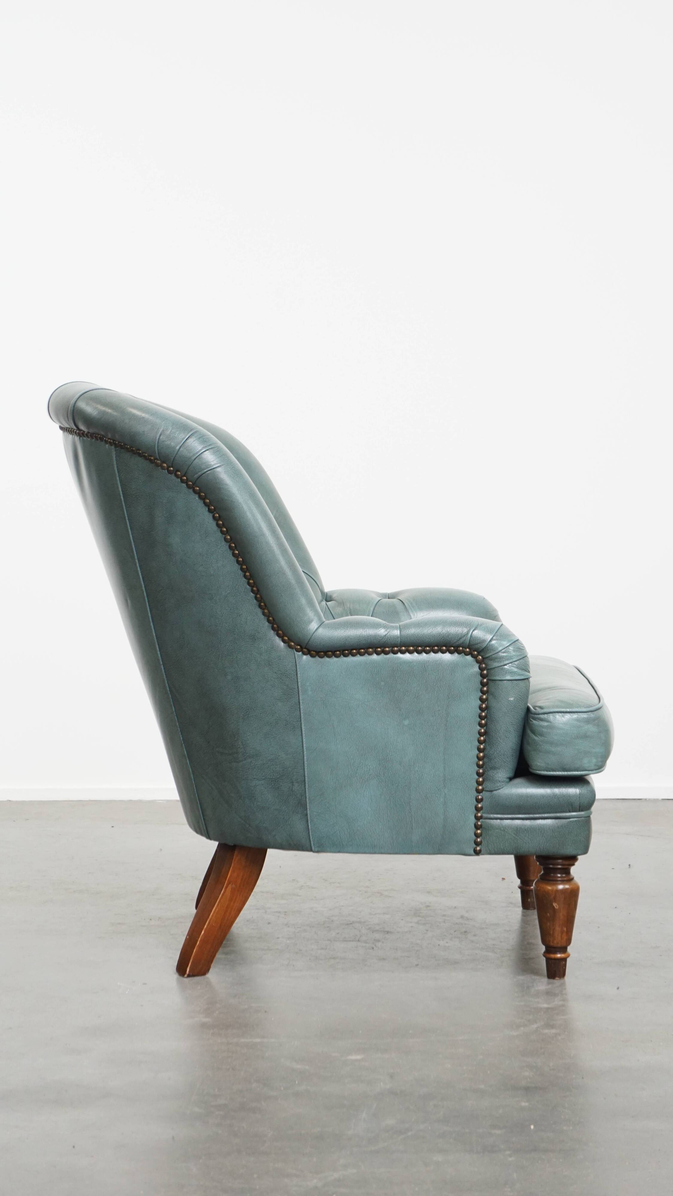 Fauteuil Chesterfield bleu en cuir de vachette de style anglais