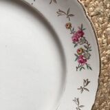 Old flat plates in red and green