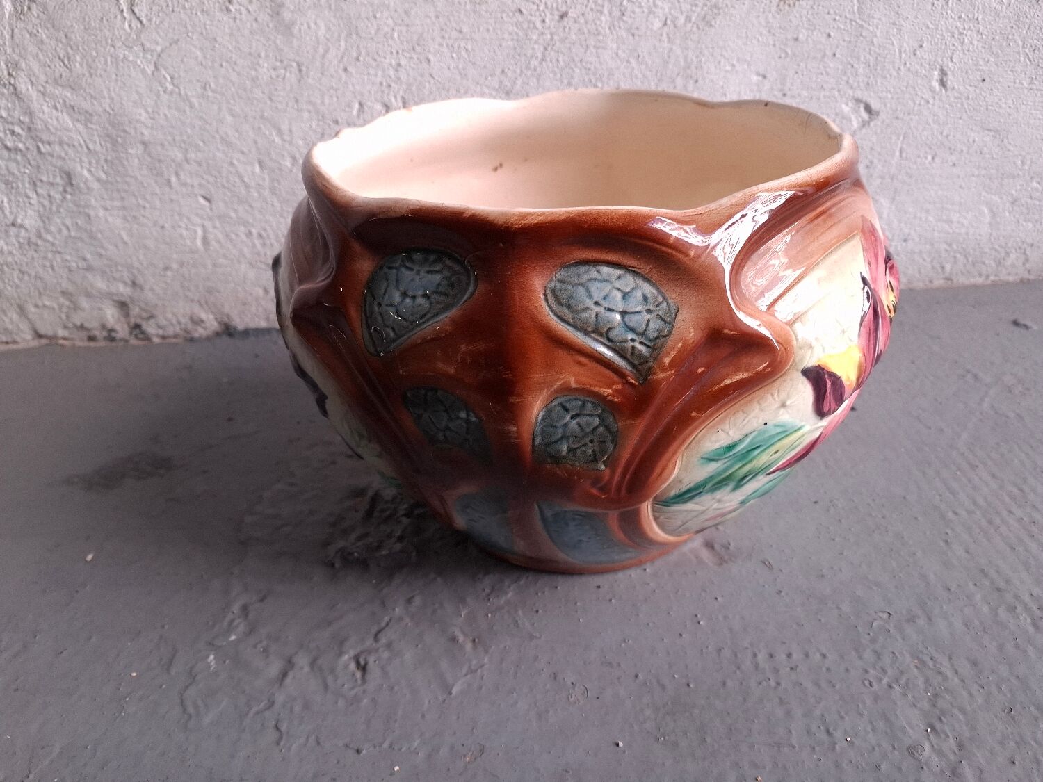 Vase , cache pot en barbotine art nouveau