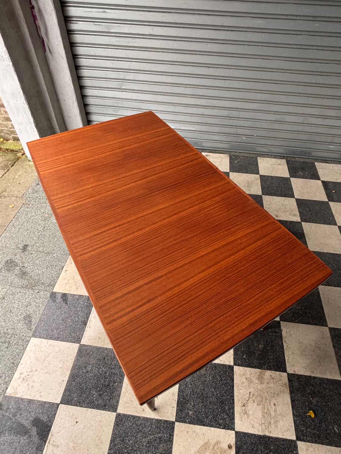 Extendable teak table