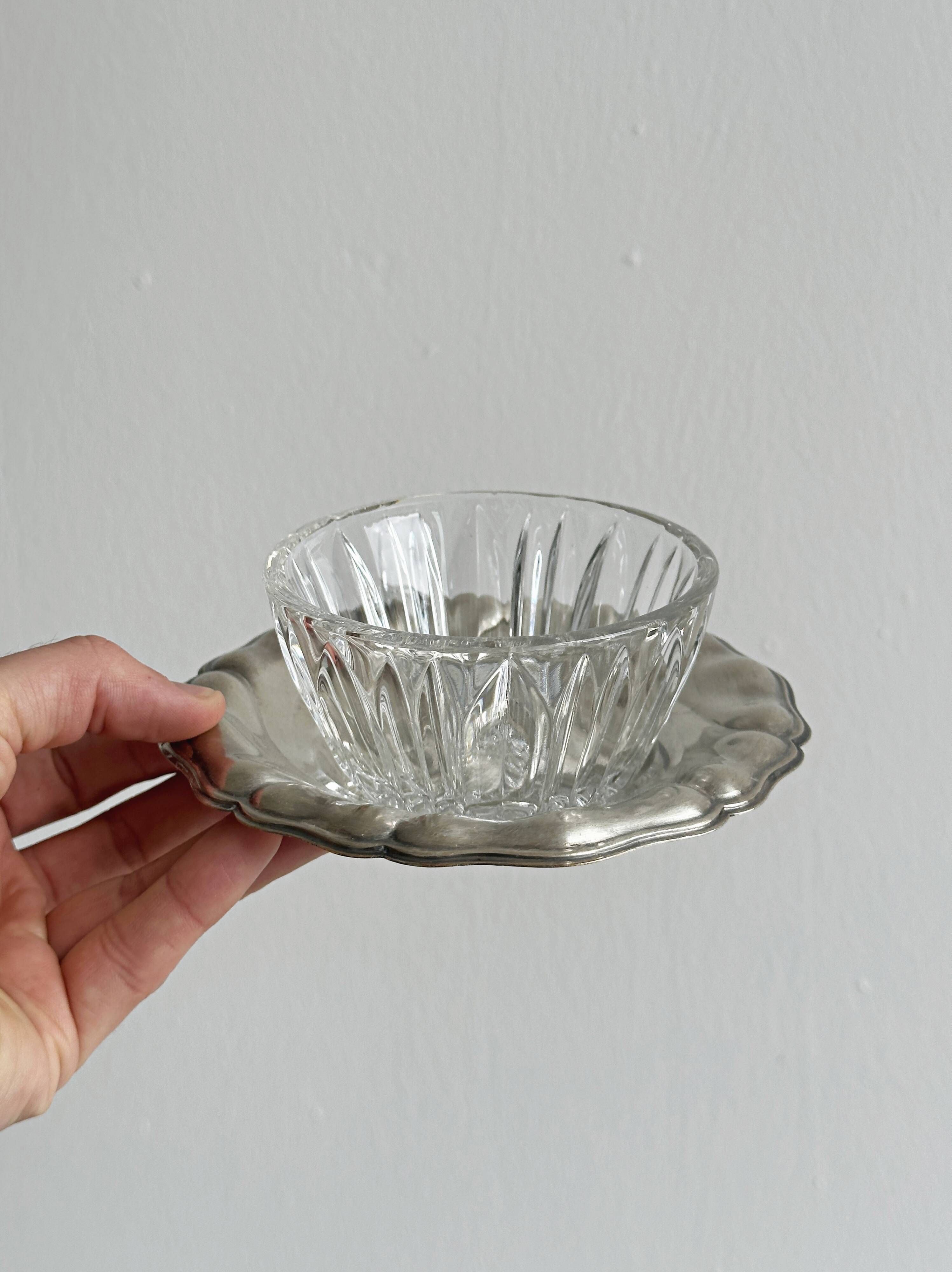 Beurrier en verre taillé et métal