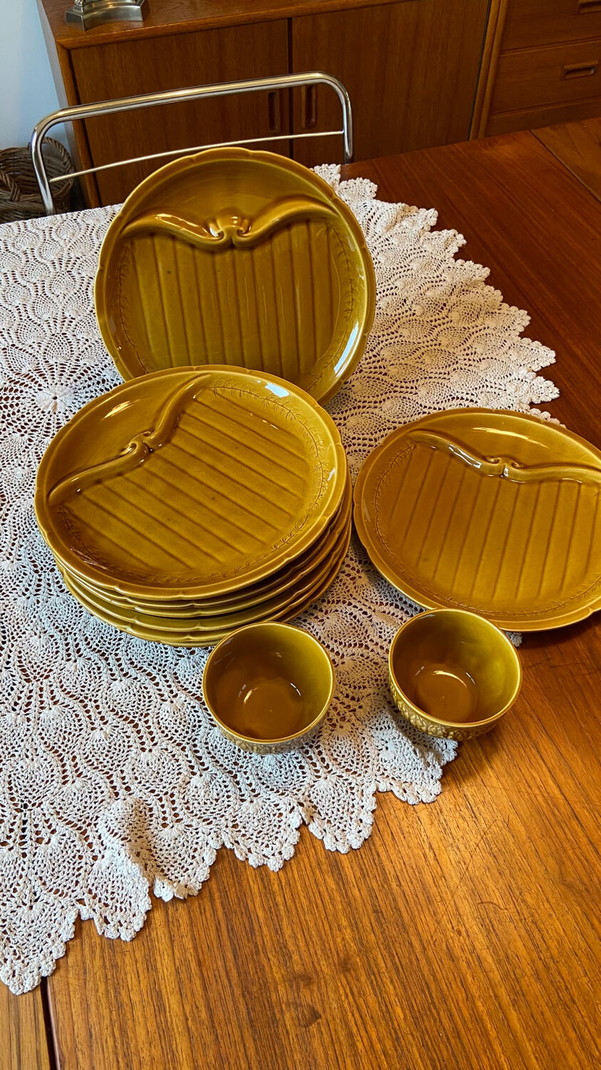 Service of 8 asparagus plates and its 2 sauce boats Gien 1960