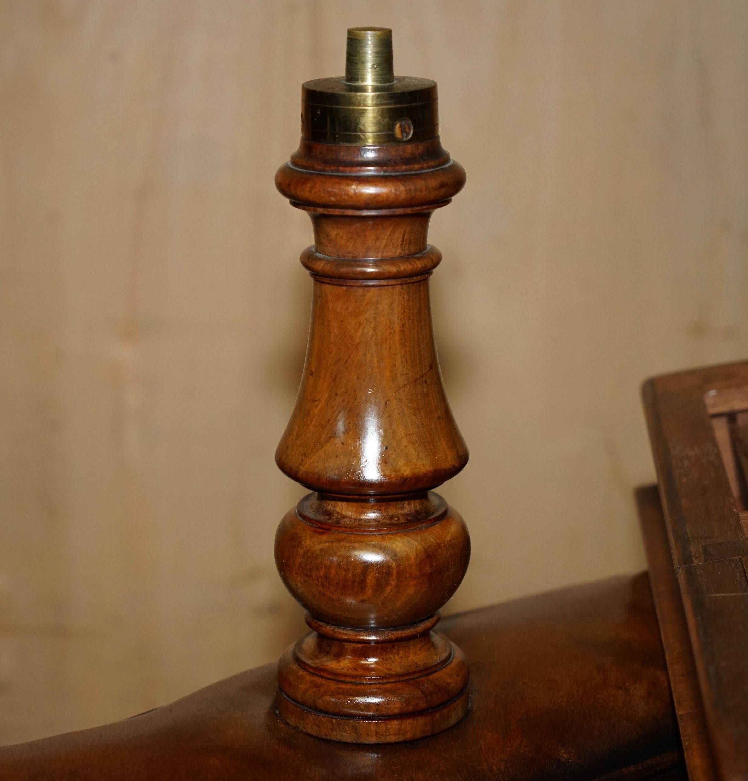 Canapé Conversation Teta a Teta en cuir avec plateau d'échecs en noyer Burr, style High Victorian