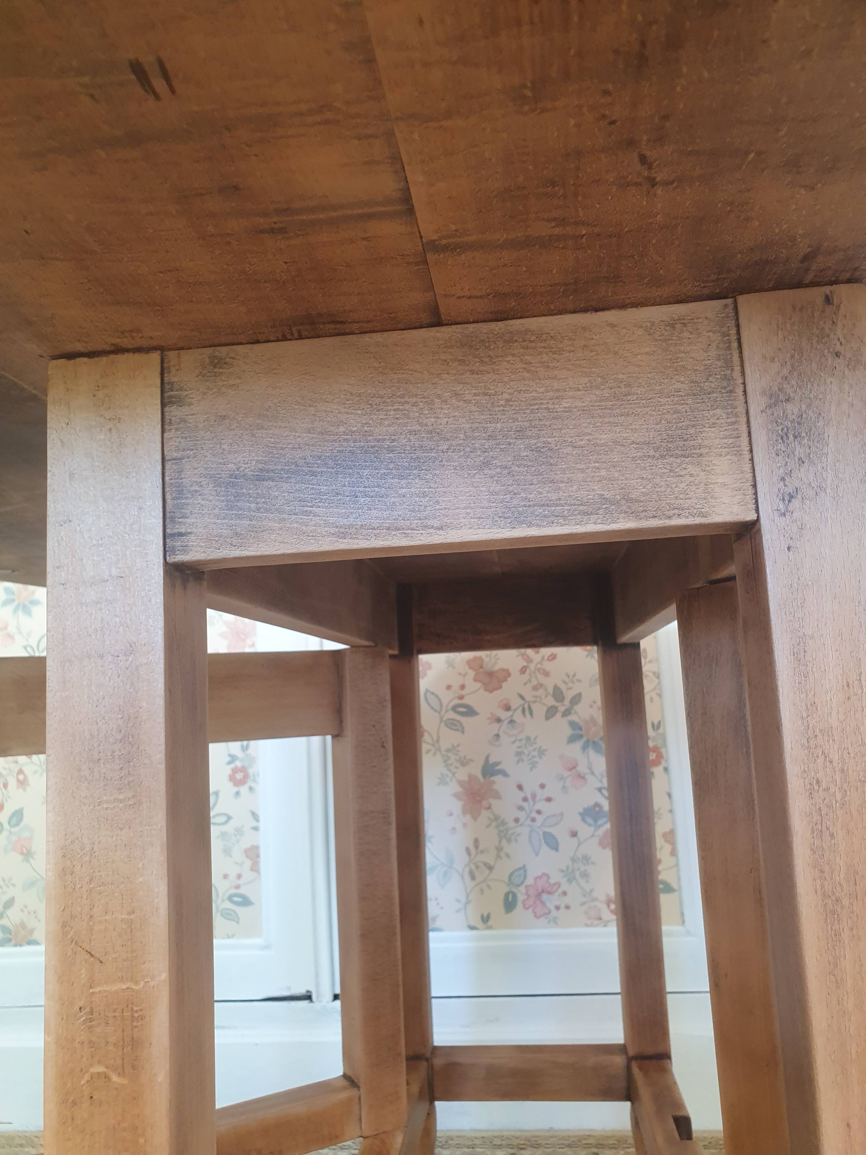 Drop-leaf gateleg table