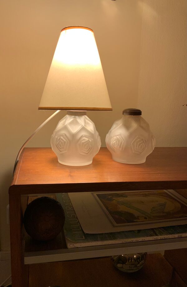 Paire de vases art déco en verre pressé montés en lampe signés Carrillo