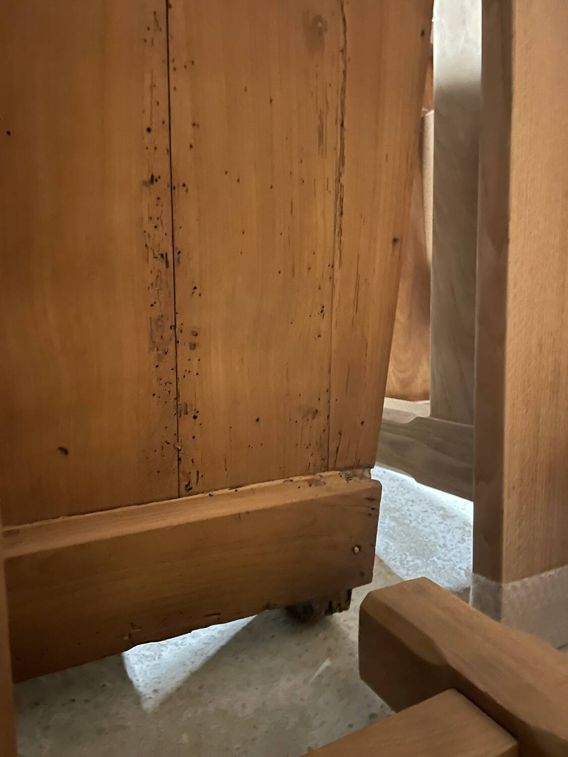 Commode ancienne en bois massif