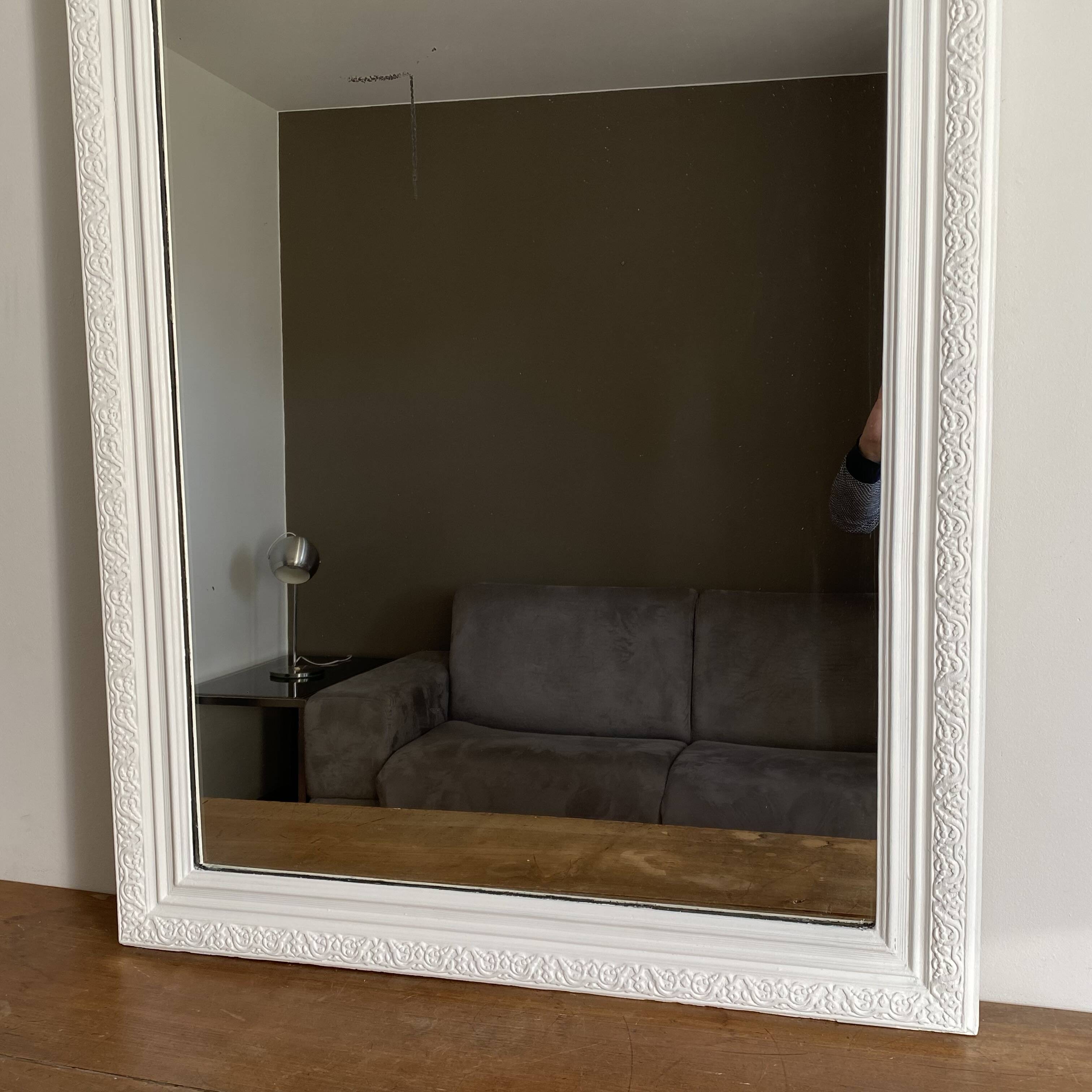 Late 19th-century mirror with a decorated pediment. 144x92.