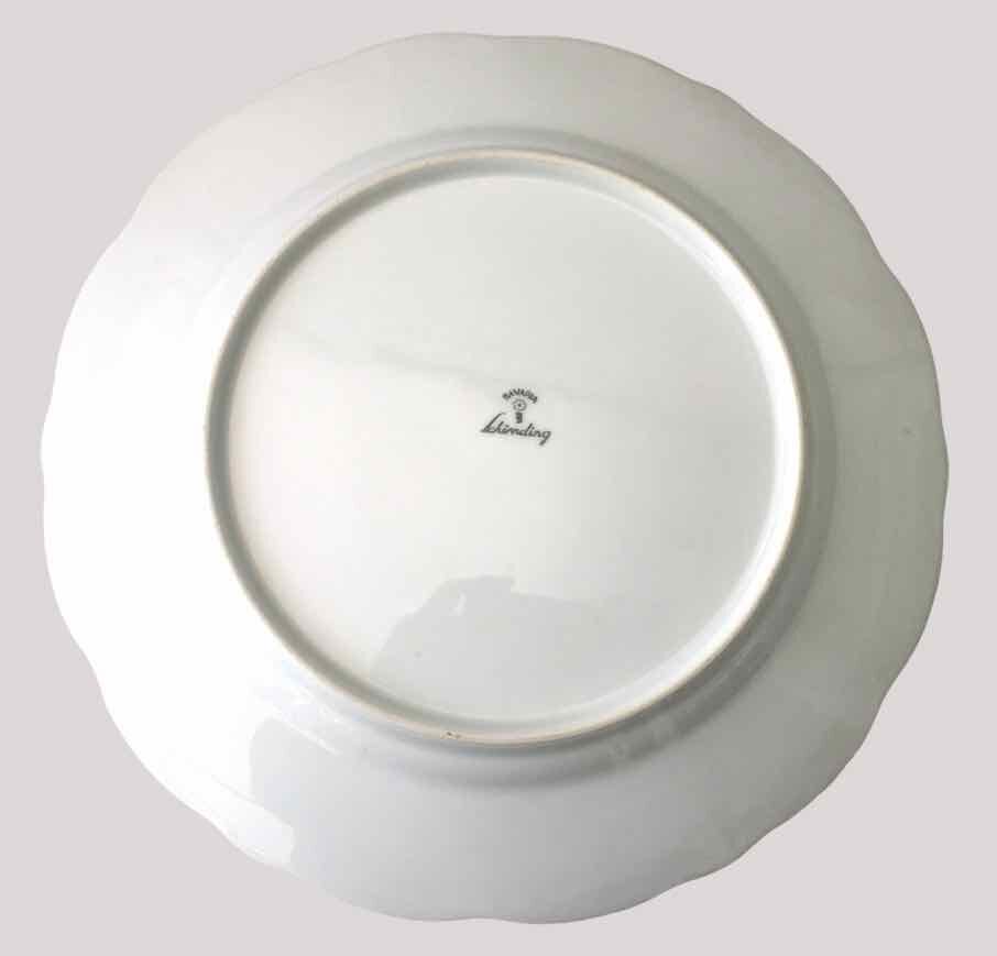 12 assiettes plates en porcelaine