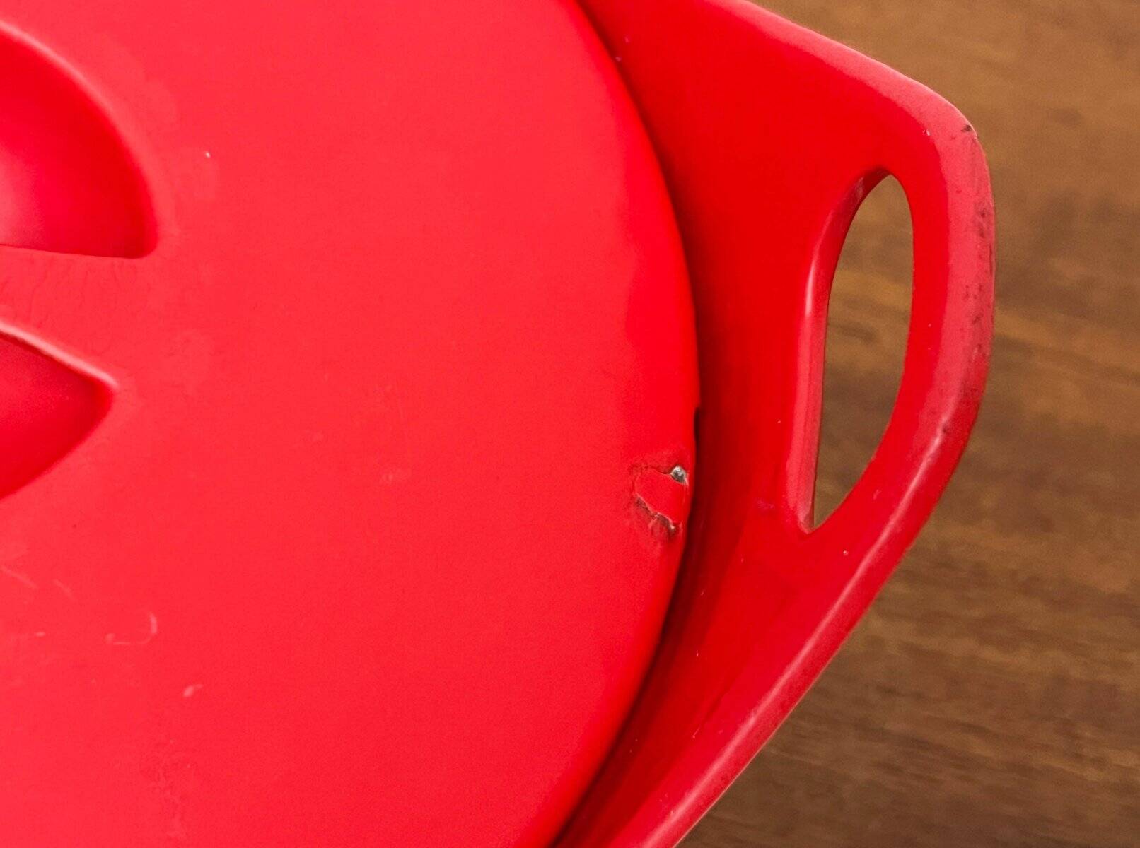 Red enamelled cast iron pot in mid-century style with teak handle by Timo Sarpaneva for Rosenlew of Finland, 1960s.