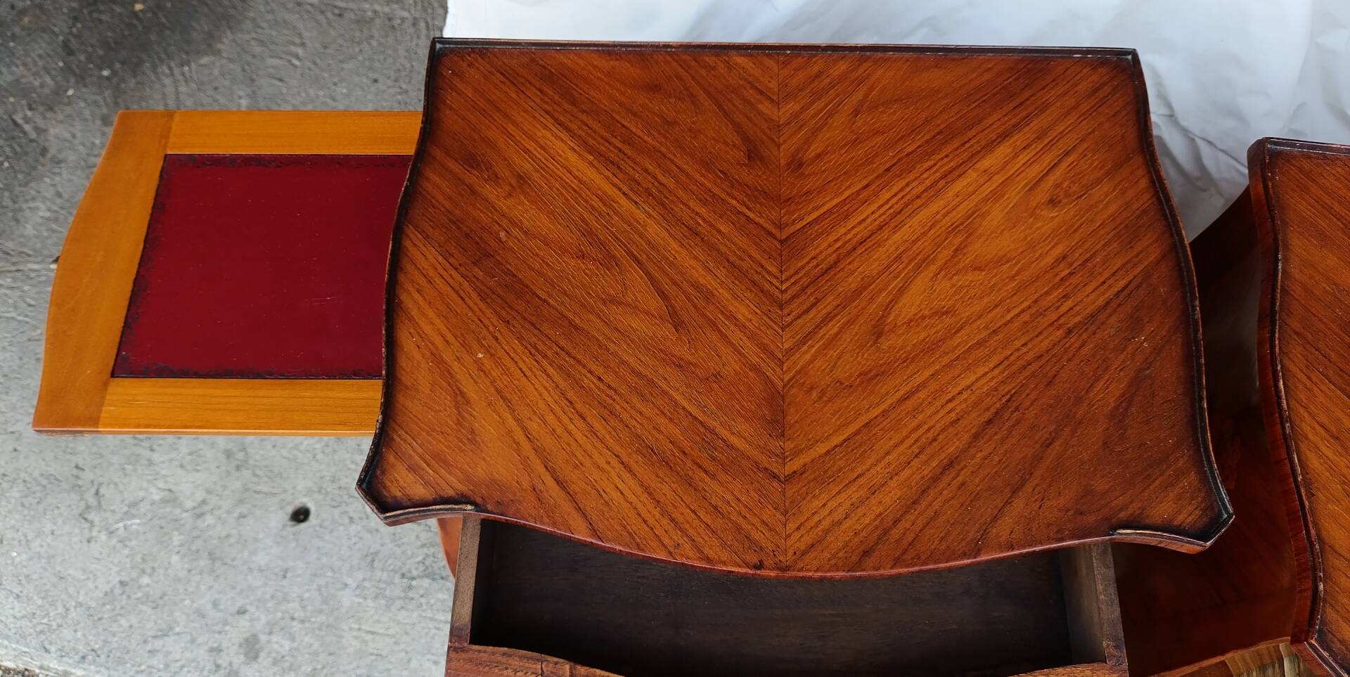 Paire de chevets marquetés
