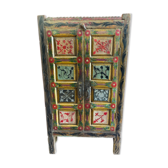 Pakistan, Vallée de Swat, ancienne armoire 2 portes du 19ème siècle avec sa polychromie d'origine
