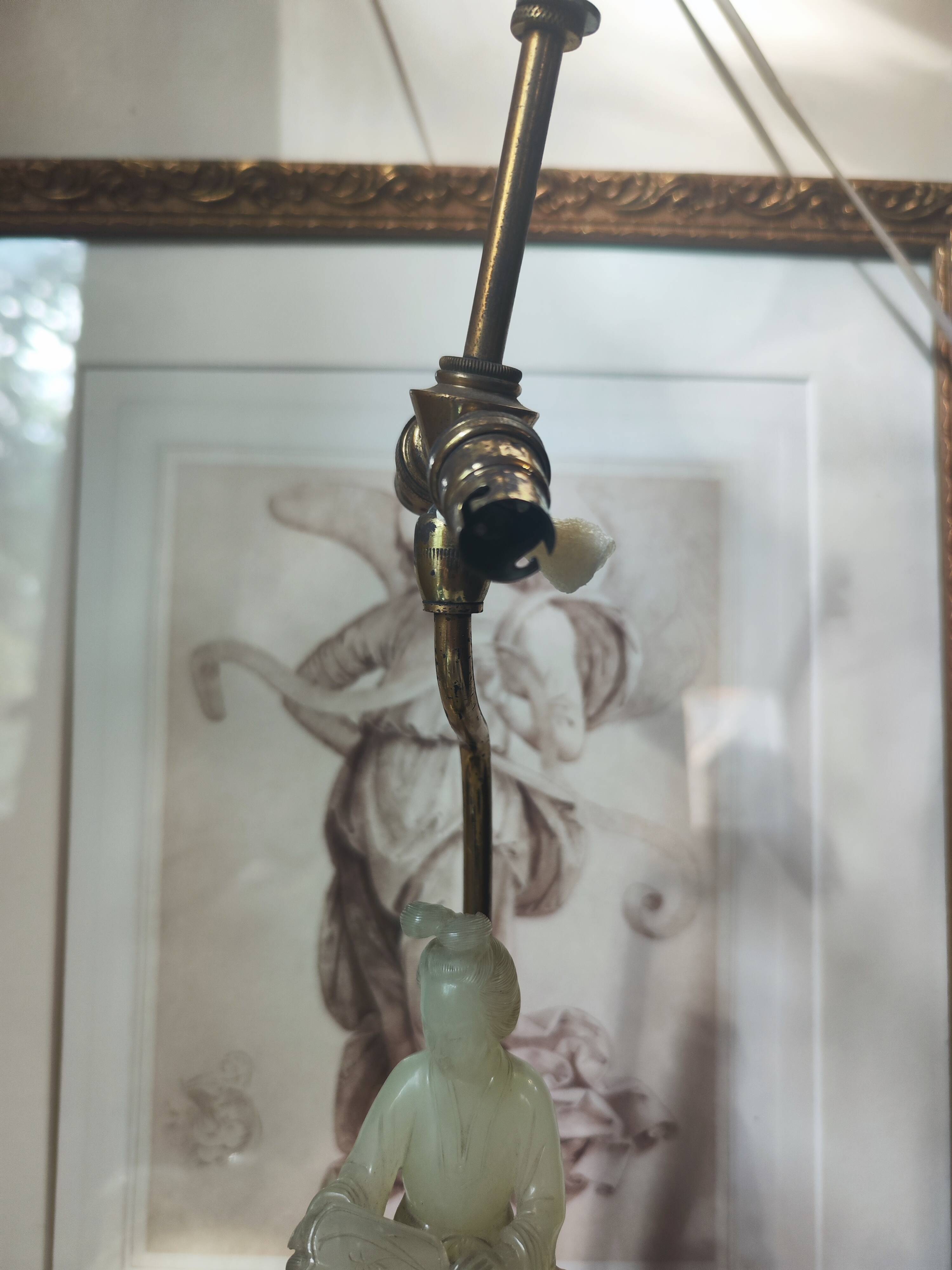 Sculpture chinoise en pierre montée en lampe.