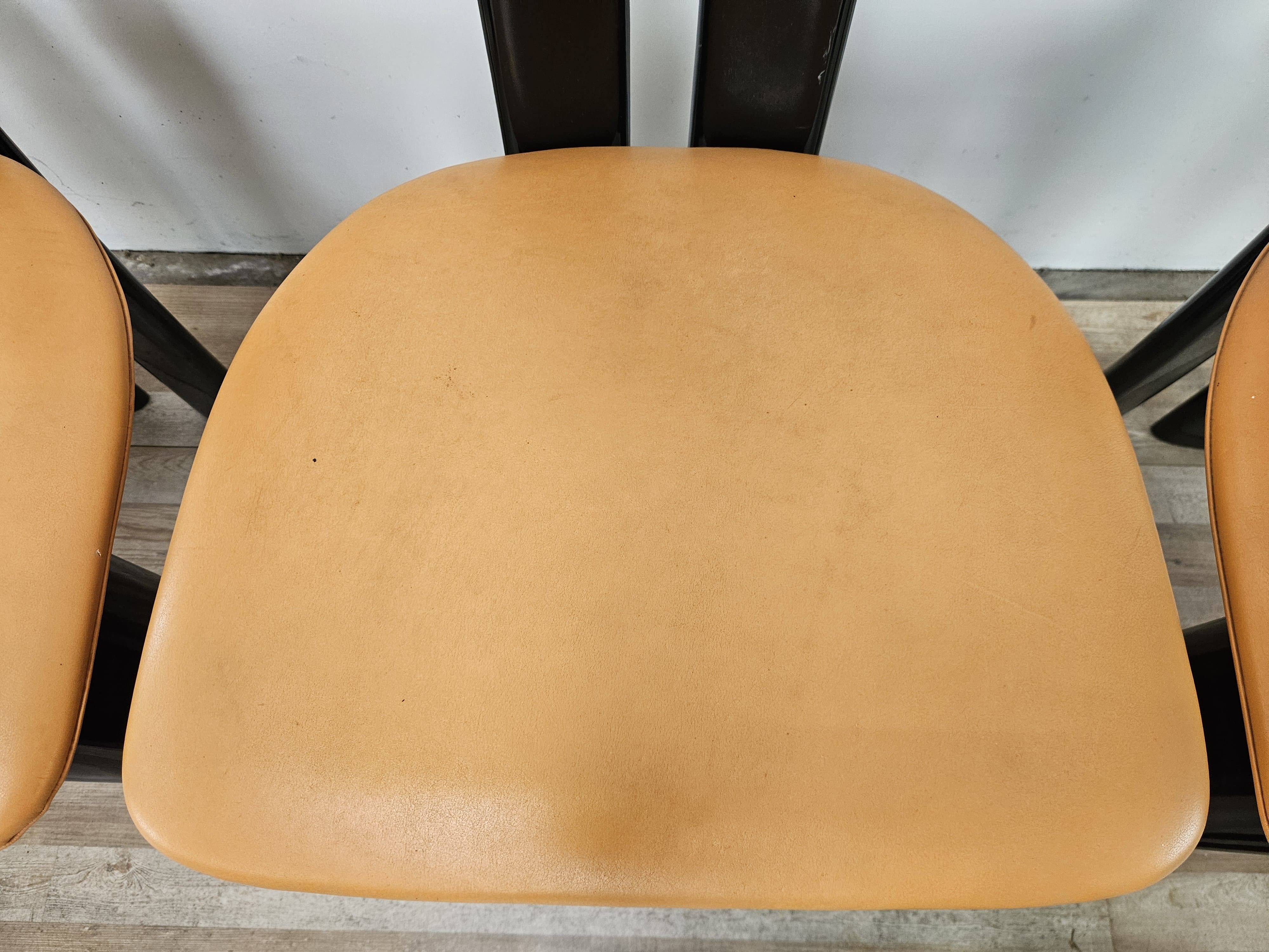 Ensemble de 6 chaises Pierre Cardin en bois laqué noir, 1970