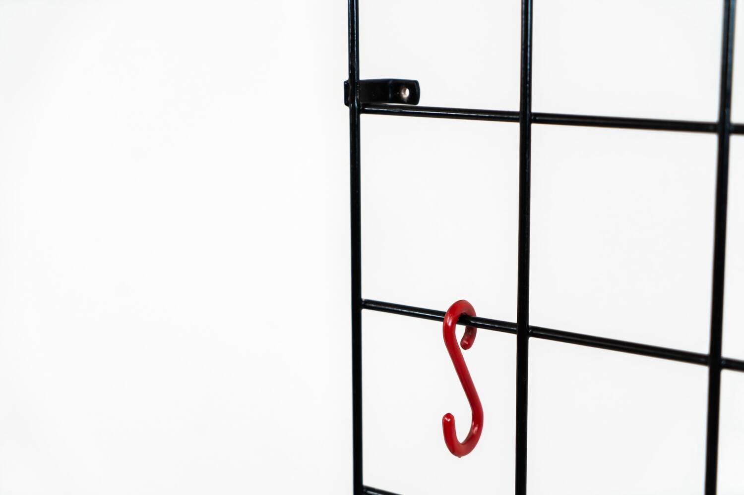 Porte-manteau mural en fil métallique par Karl Fichtel pour Drahtwerke Erlau (Allemagne, années 1950).