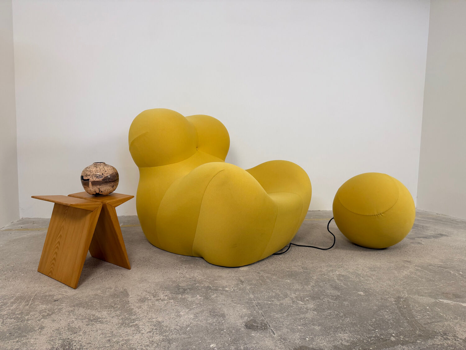UP5_6 Big Mama Armchair - B&B Italia - Gaetano Pesce - yellow + pouf -