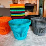 Set of 15 vintage color pots