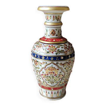 Hindu marble vase with floral decoration and gold leaf, in a box. Height 20 cm.