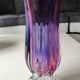 Vase Design forme Florale/Corolle, en verre d Art soufflé Murano/Italie. Dégradés de tons bleus/roses. Dim 31 x 10 cm