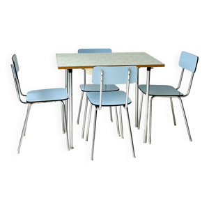 Chaises et table de salle