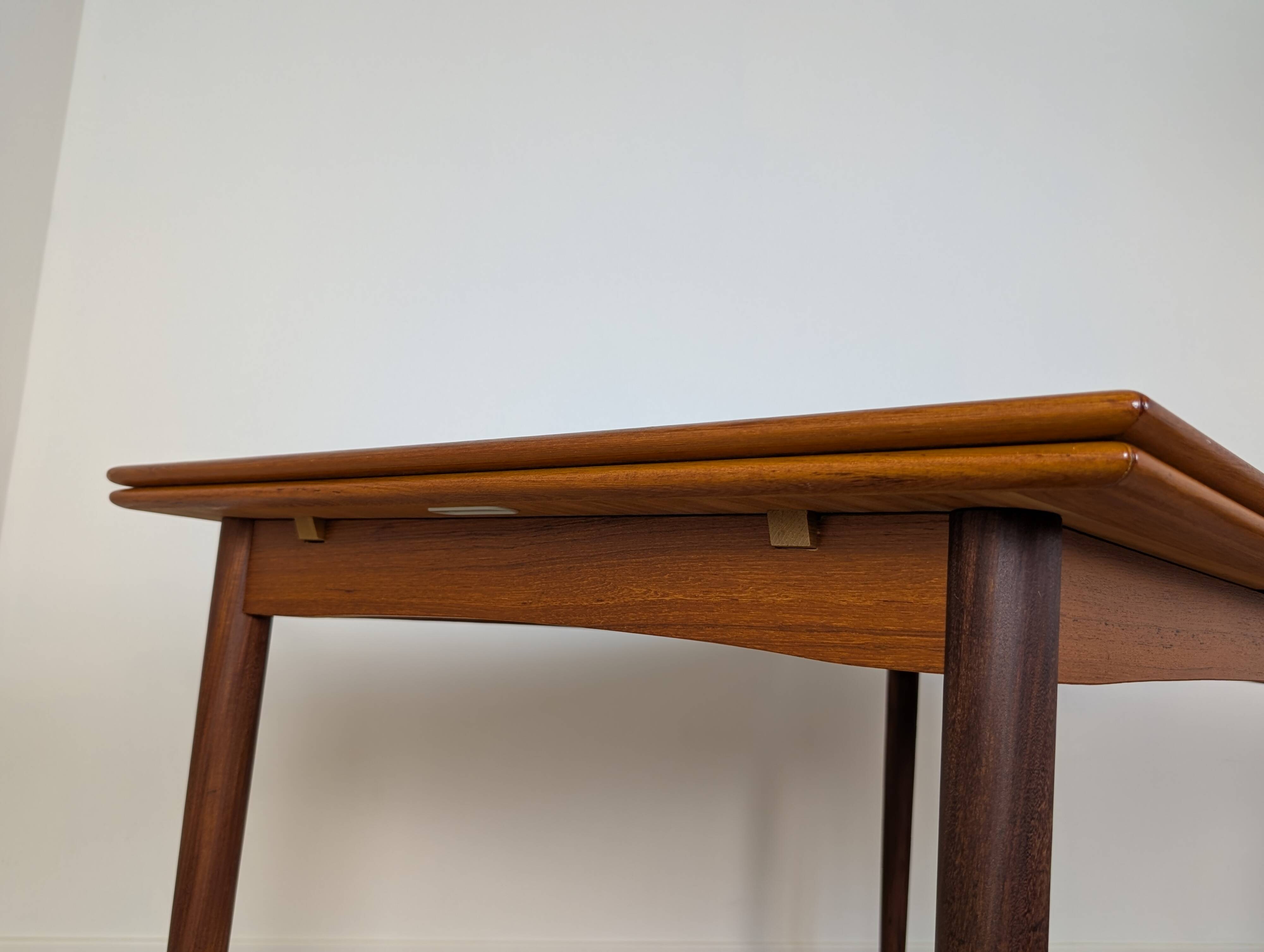 Scandinavian extendable table