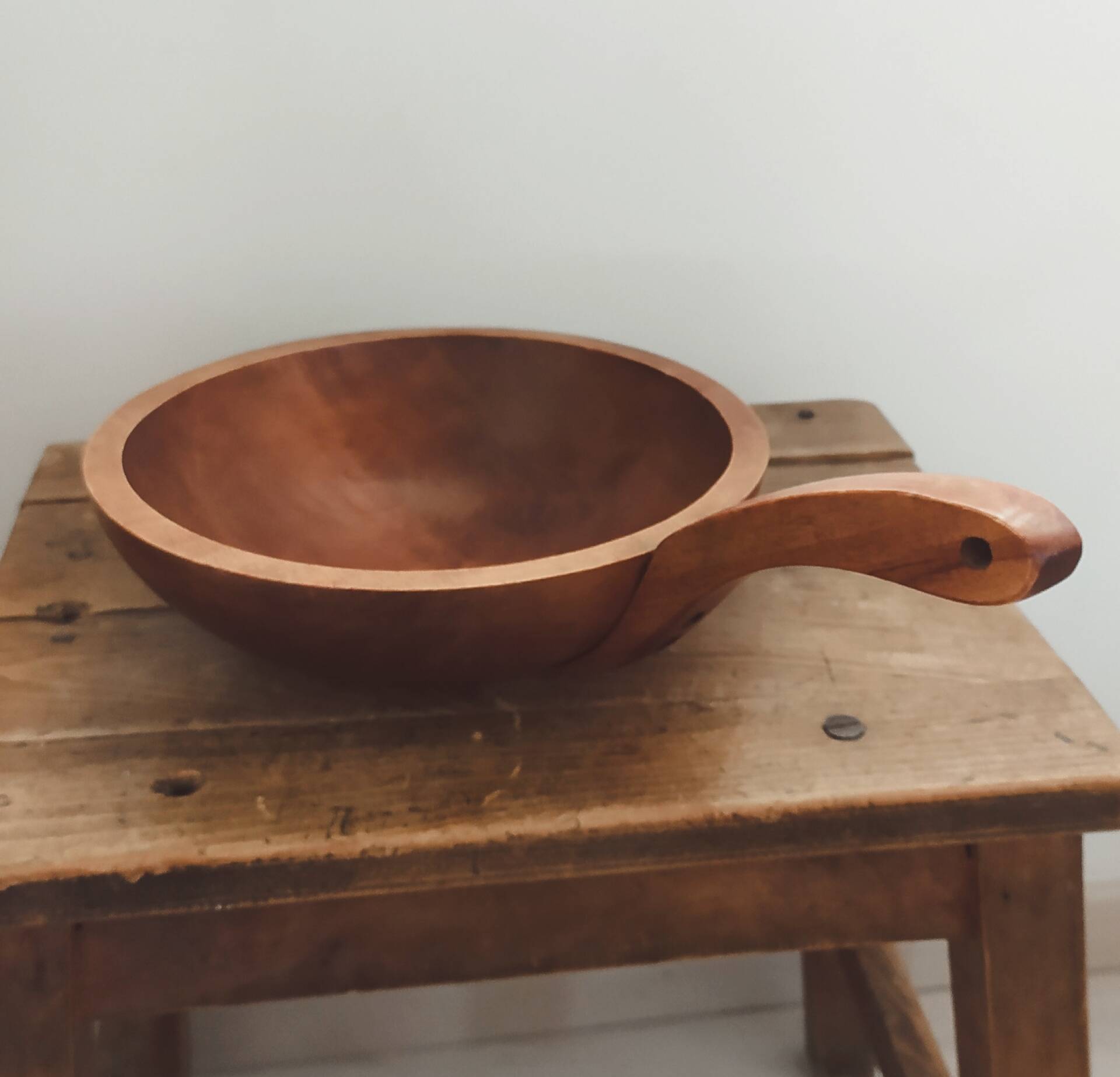 Service bowl, large bowl with wooden handle • Baribocraft • Canada