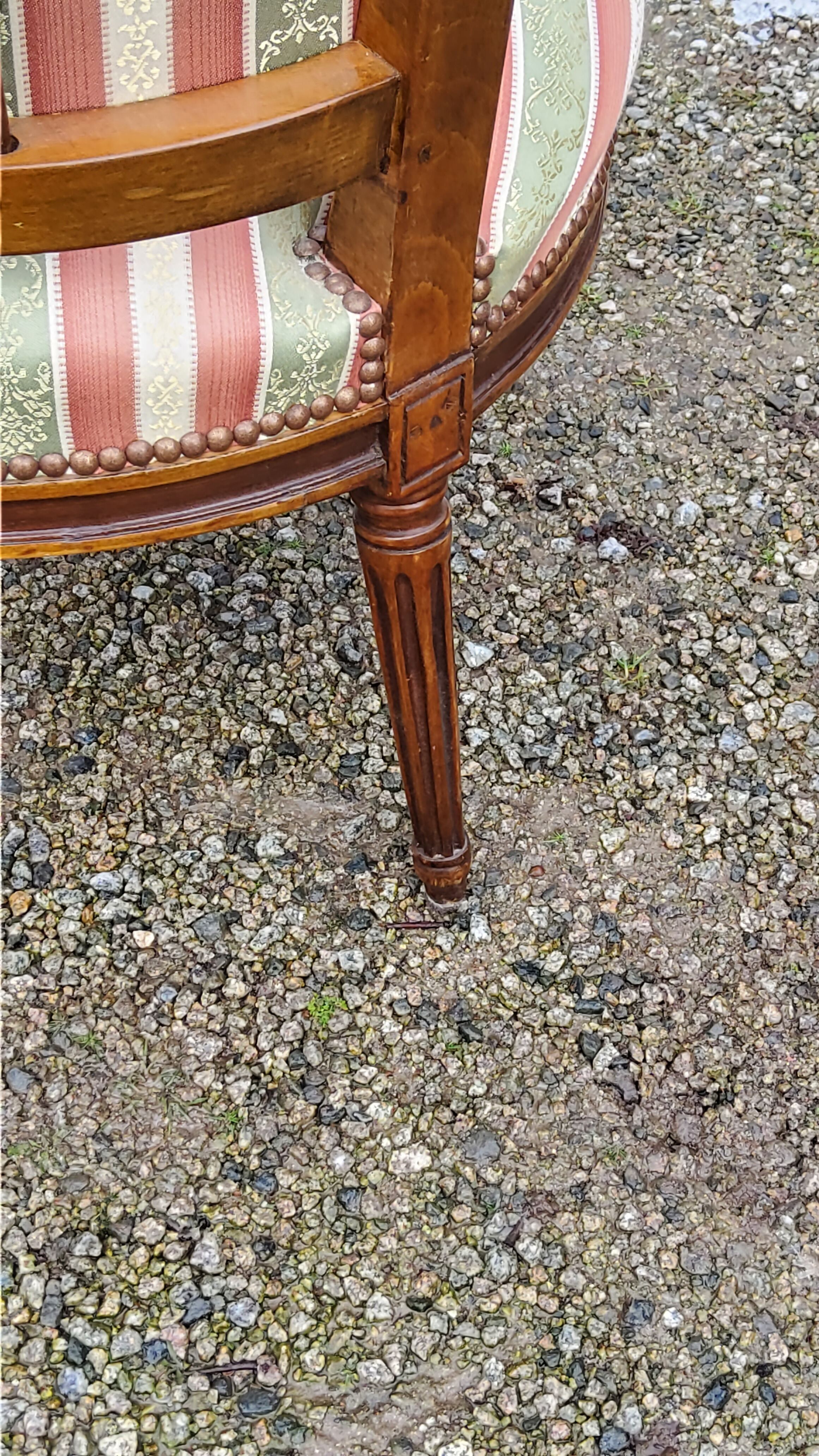 Paire de fauteuils cabriolets de style Louis XVI
