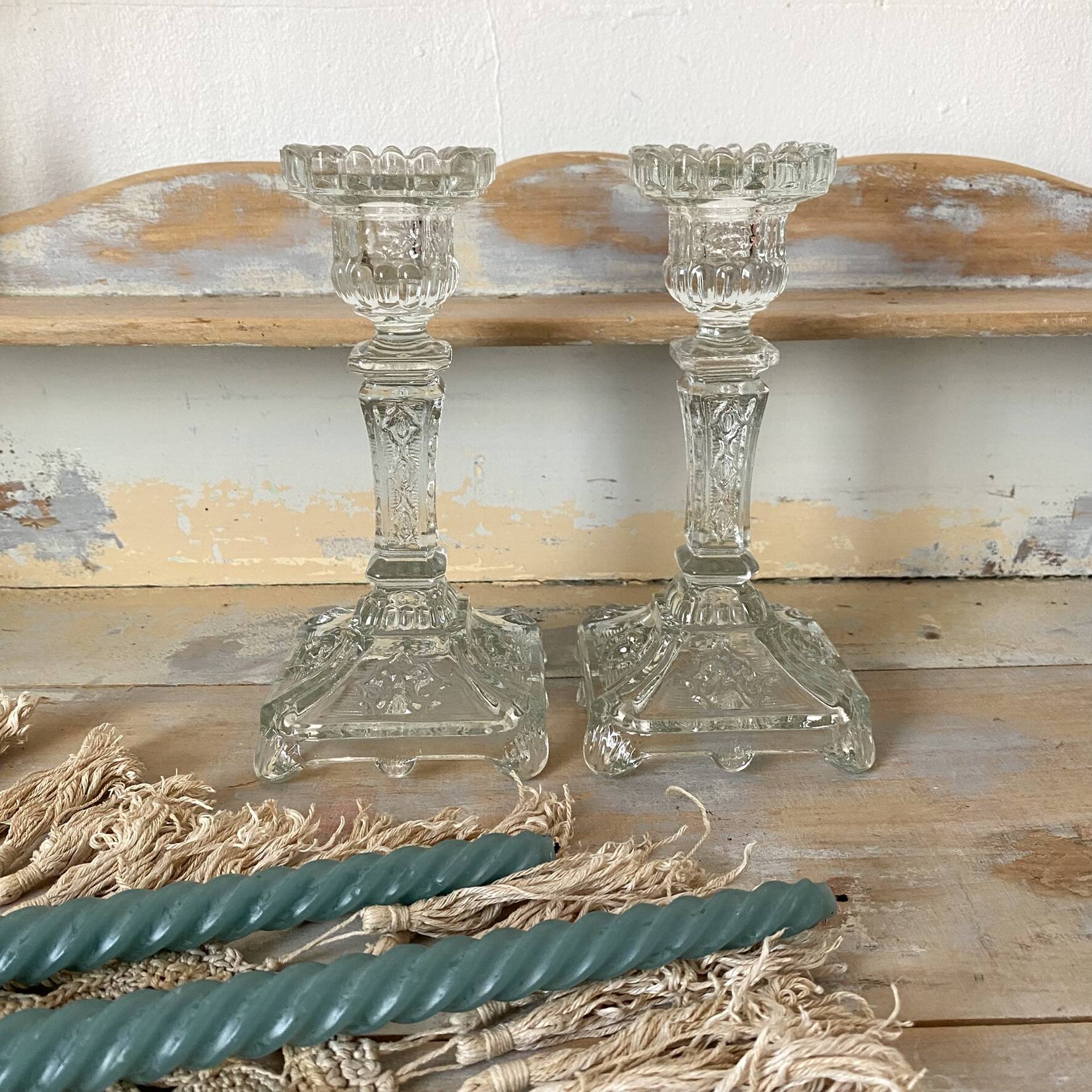 Paire de bougeoirs en verre moulé base carrée