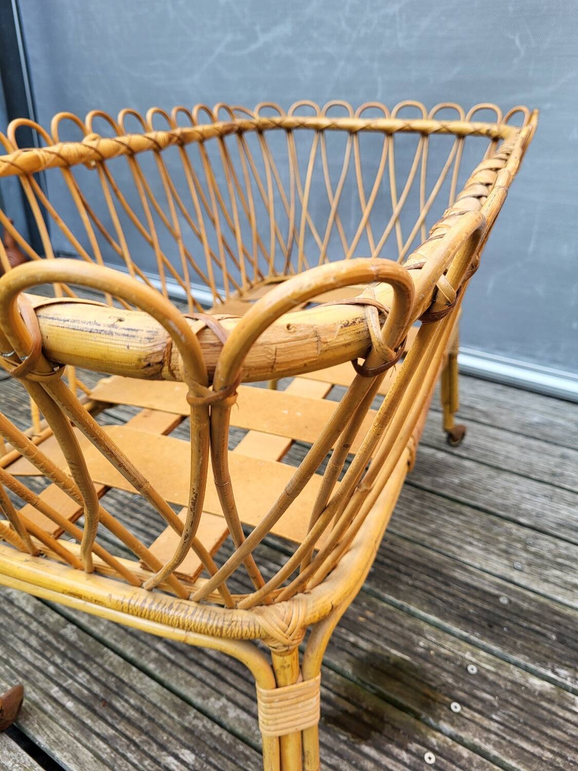 Nursery basket for green plants