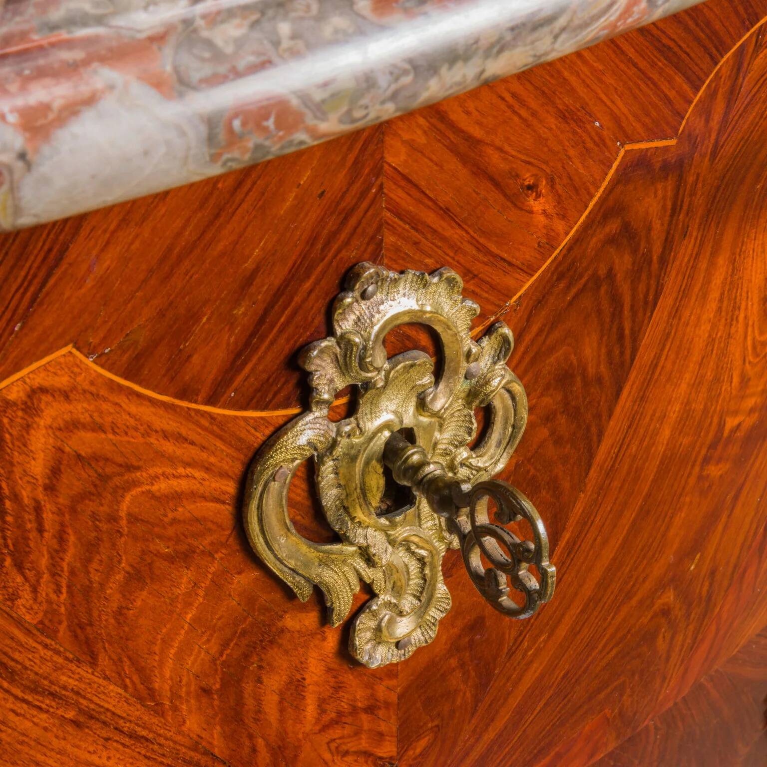 Commode ancienne Louis XV en placage de bois de rose, XVIIIe siècle