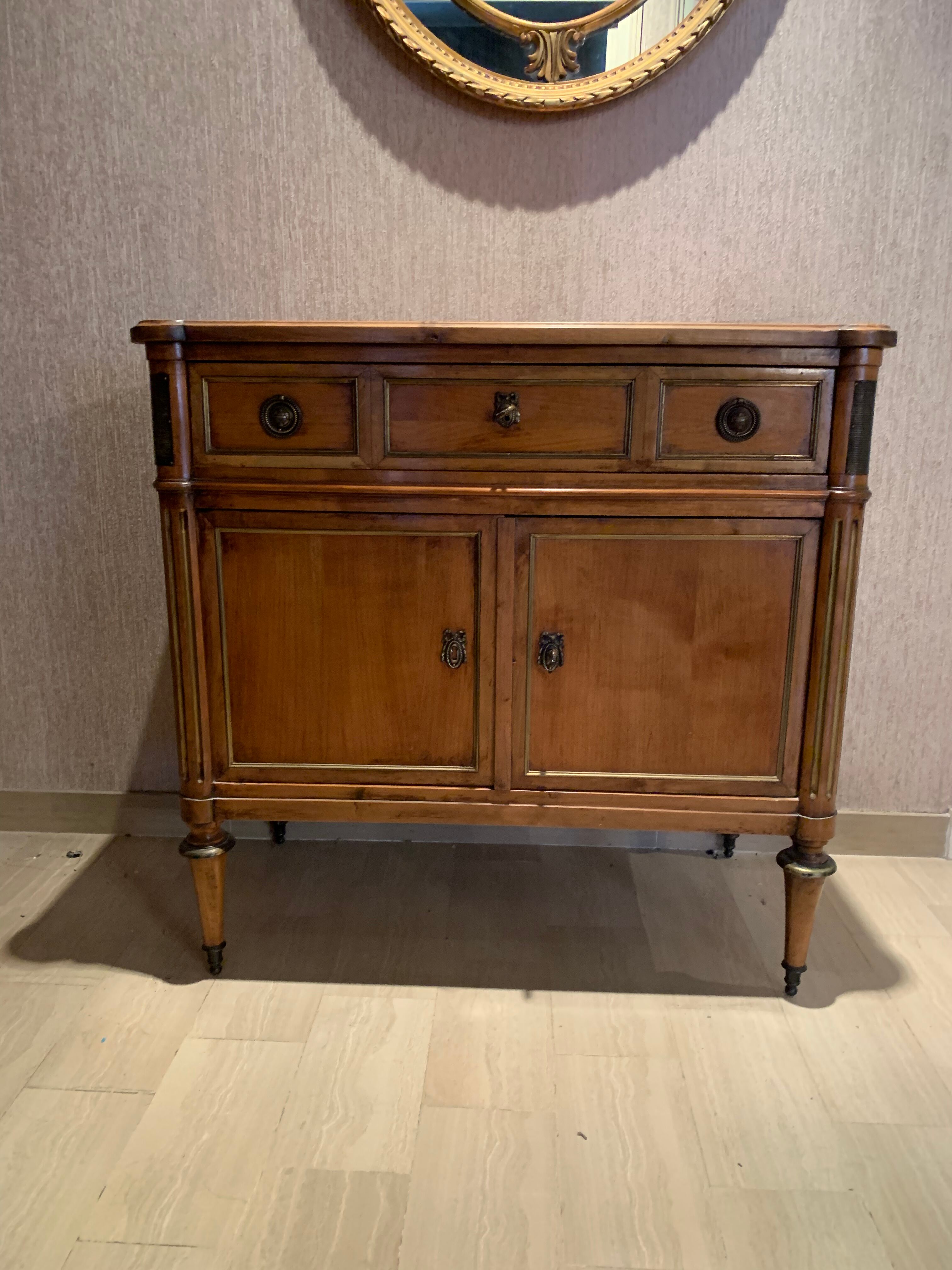 Commode de style Louis XVI