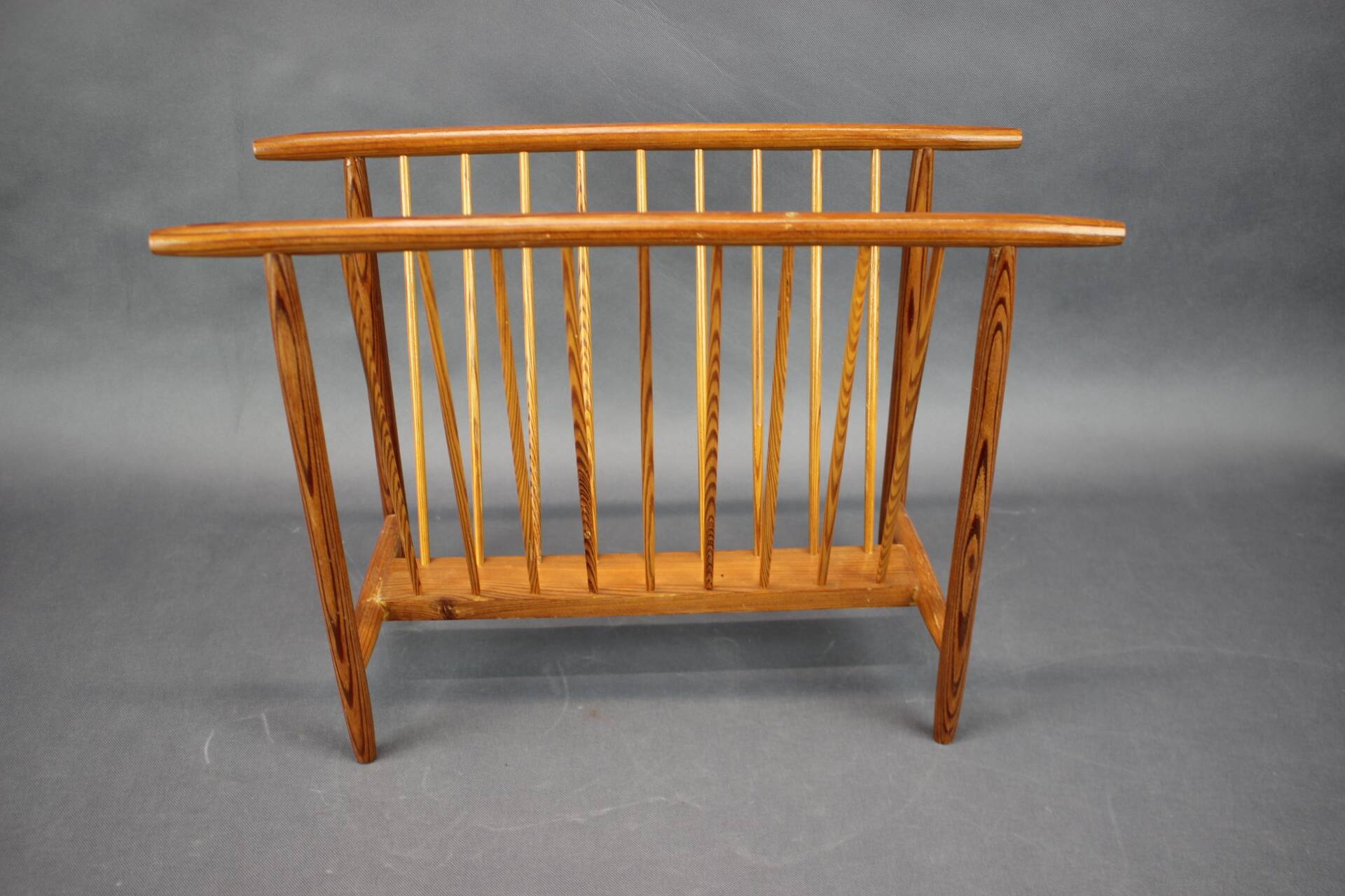 Porte-revues en bois du milieu du siècle