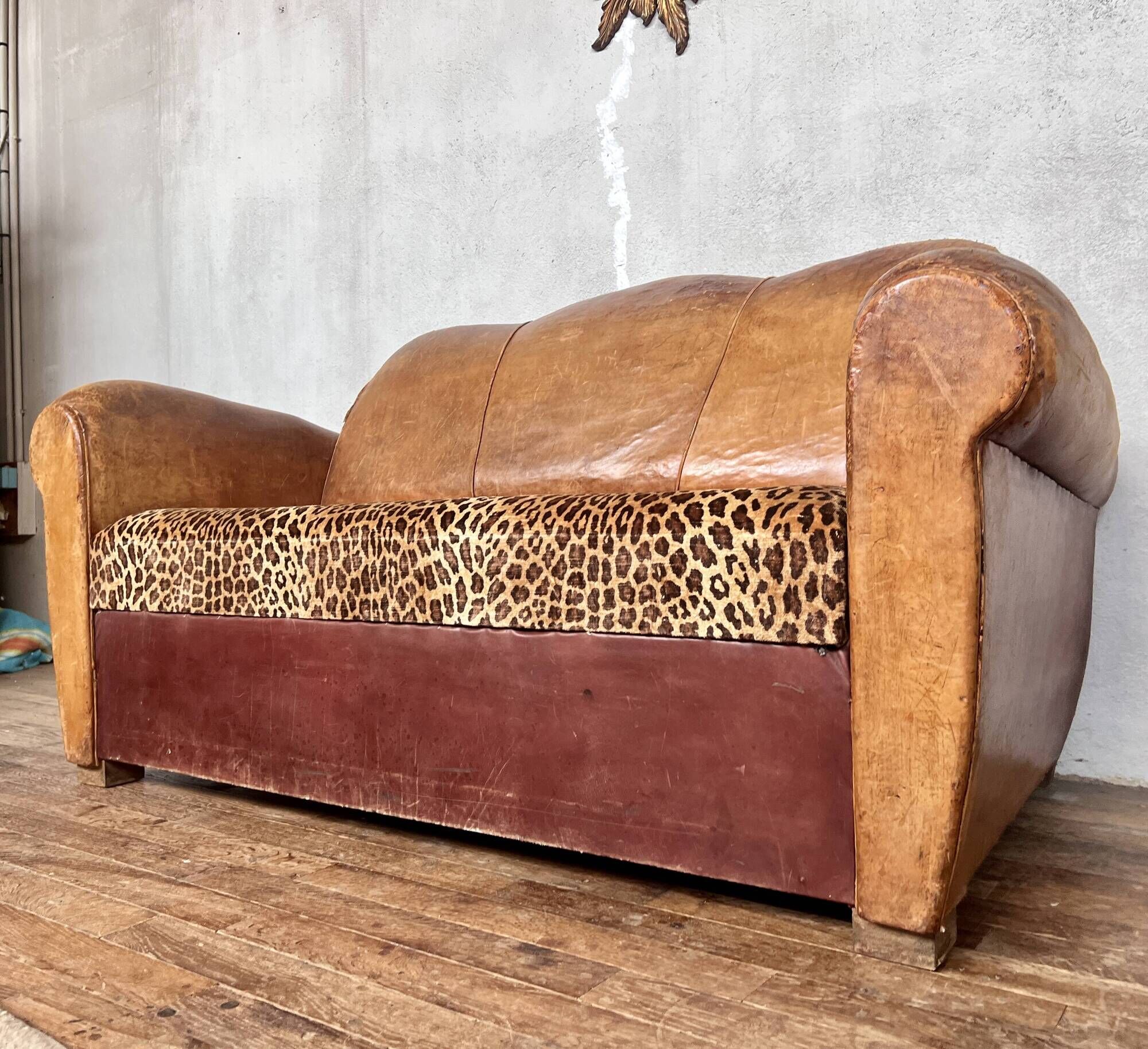 Canapé club Art Déco en cuir et motif léopard