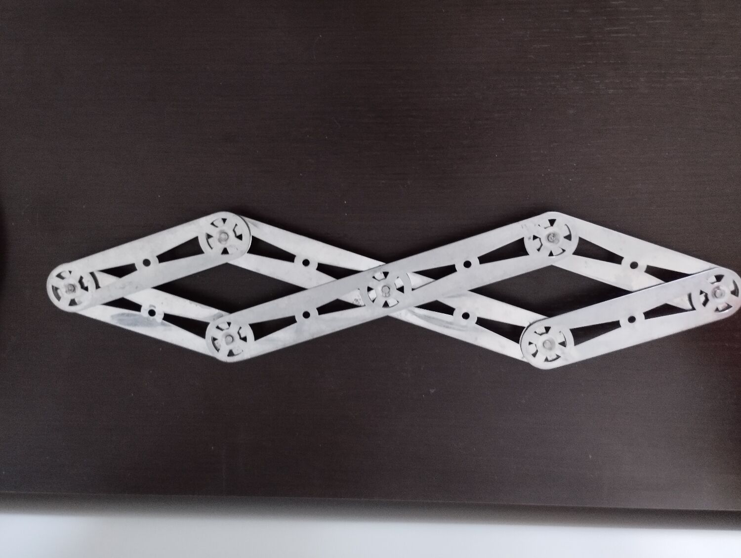 Folding extendable accordion trivet