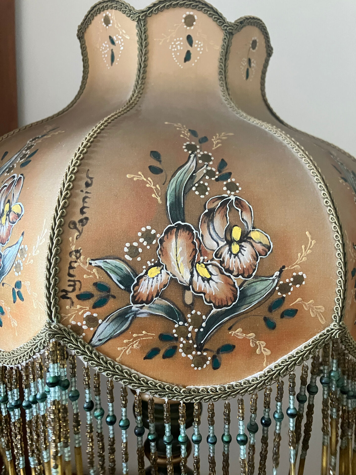 Table lamp, beads and flowers